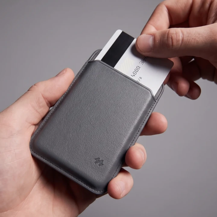 MW-1_Portfel _magnetyczny_MagSafe_ze_skory_weganskiej_czarny_Packshot_08.webp