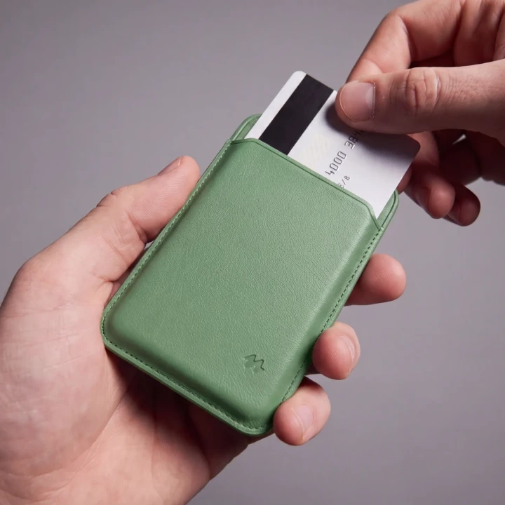 MW-3_Portfel _magnetyczny_MagSafe_ze_skory_weganskiej_zielony_Packshot_08.webp