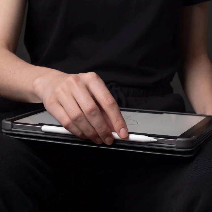 TC-5_Etui ze skóry wegańskiej do iPad 11 2025 iPad 10 2022 czarny_Packshot_08.webp