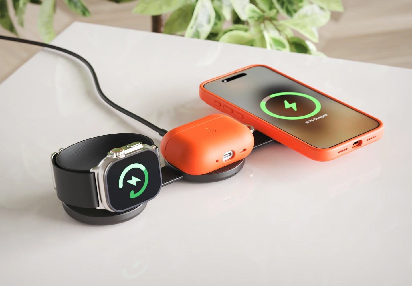 Składana biała mini ładowarka indukcyjna Noto Charge Pad Go pokazana na stole, podczas ładowania Apple Watch, Air Pods Pro 3 i iPhone 17 Pro.