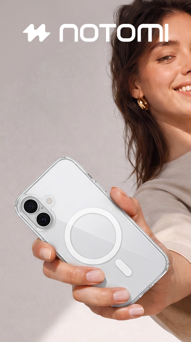 Młoda kobieta trzyma iPhone 15 w transparentnym etui Clear MagSafe Notomi, prezentując minimalistyczne wykończenie, dopasowanie do telefonu i elegancki design akcesorium.