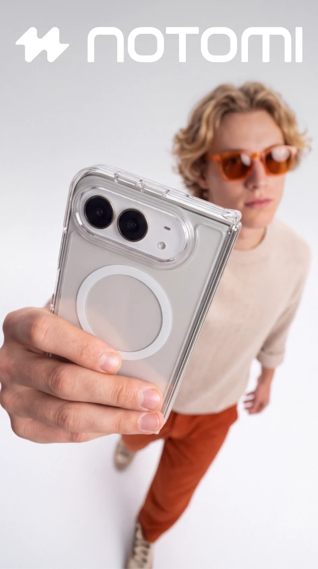 Młody mężczyzna trzyma iPhone Duo w transparentnym etui Clear MagSafe Notomi, prezentując minimalistyczne wykończenie, dopasowanie do telefonu i elegancki design akcesorium.