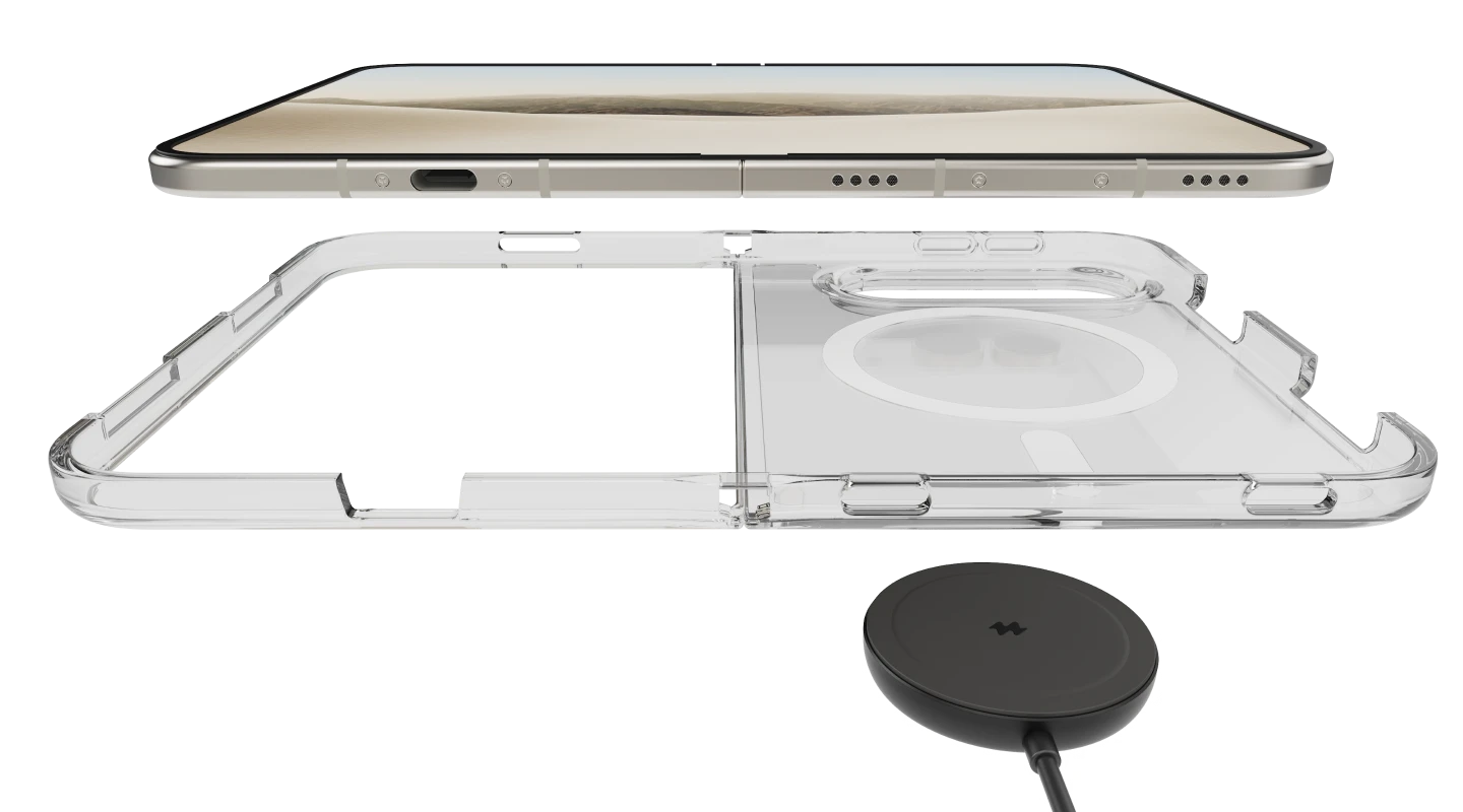 Transparentne etui Clear MagSafe Notomi do iPhone Duo pokazane z telefonem i ładowarką indukcyjną.