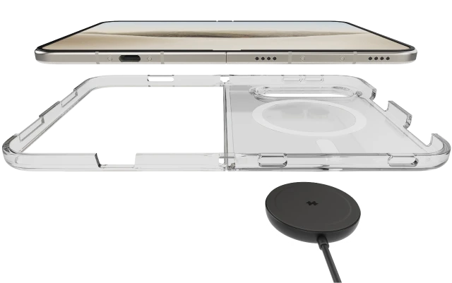Transparentne etui Clear MagSafe Notomi do iPhone Duo pokazane z telefonem i ładowarką indukcyjną.