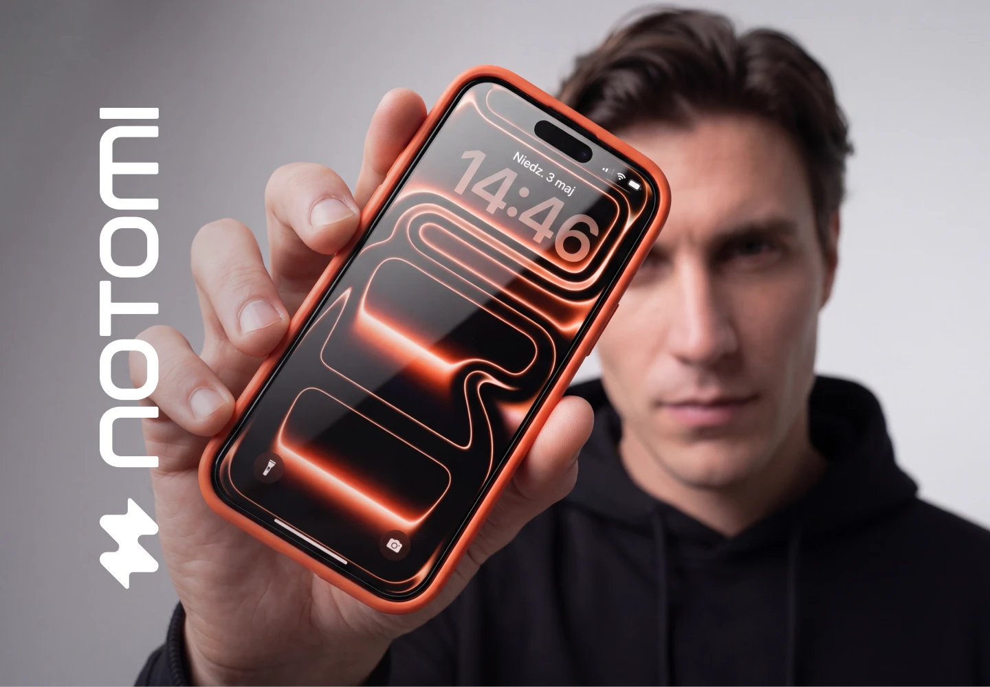 Mężczyzna prezentuje iPhone ze szkłem hartowanym Notomi 9H, niemal niewidocznym po nałożeniu.