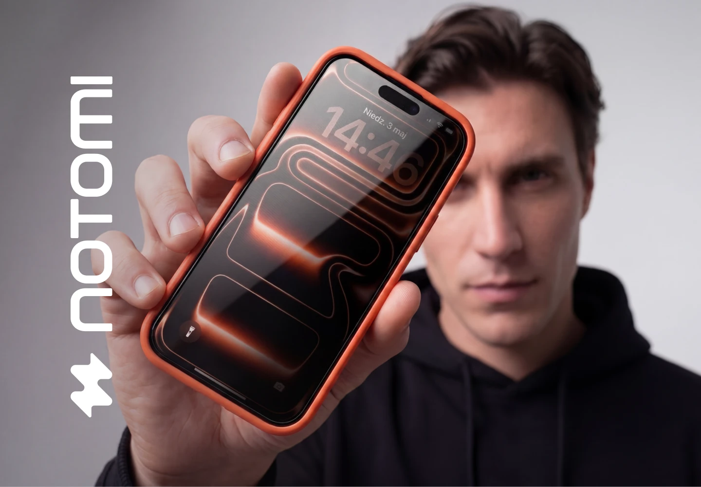 Mężczyzna prezentuje iPhone 18 Pro Max z prywatyzującym szkłem hartowanym Notomi 9H.