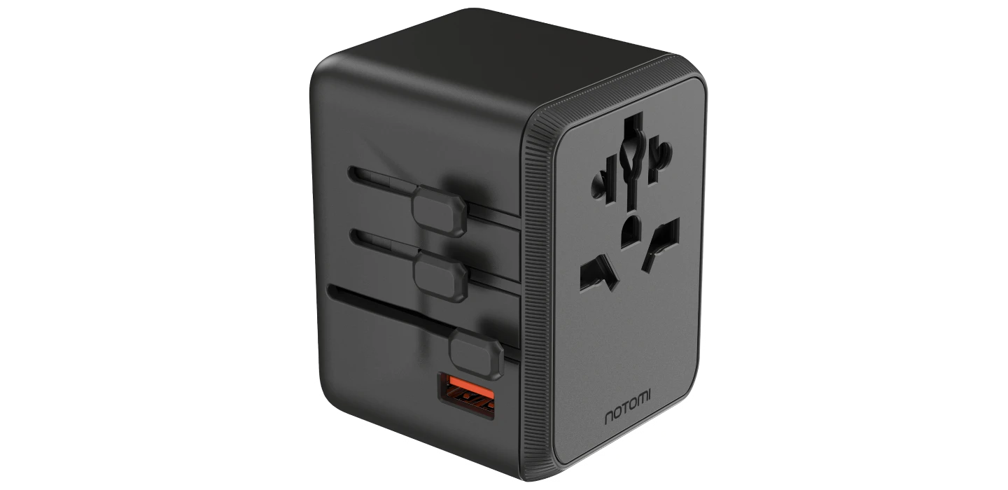 Biały adapter podróżny Notomi GaN 65 W z uniwersalnym gniazdem, wysuwanymi wtykami i portem USB-A i USB-C.