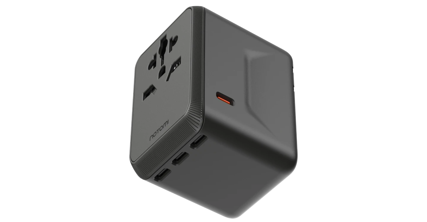 Biały adapter podróżny Notomi GaN 65 W z boku, pokazany od strony, gdzie widać 4 porty USB-C.