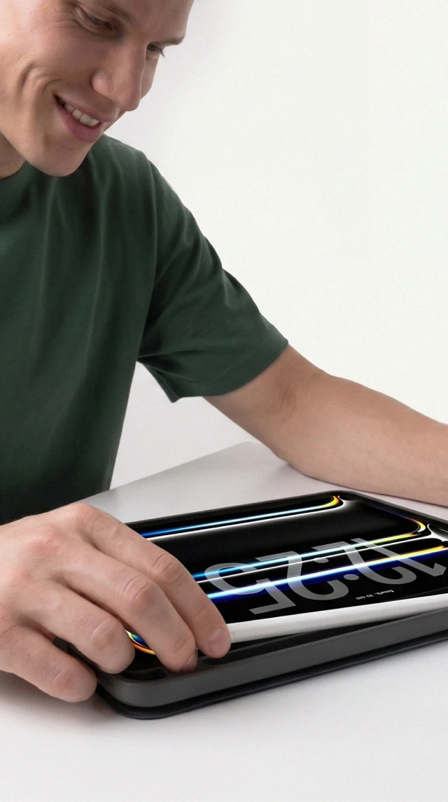 Mężczyzna mocuje rysik do iPad mini 7 8,3 cala w szarym etui Notomi ze skóry ekologicznej.