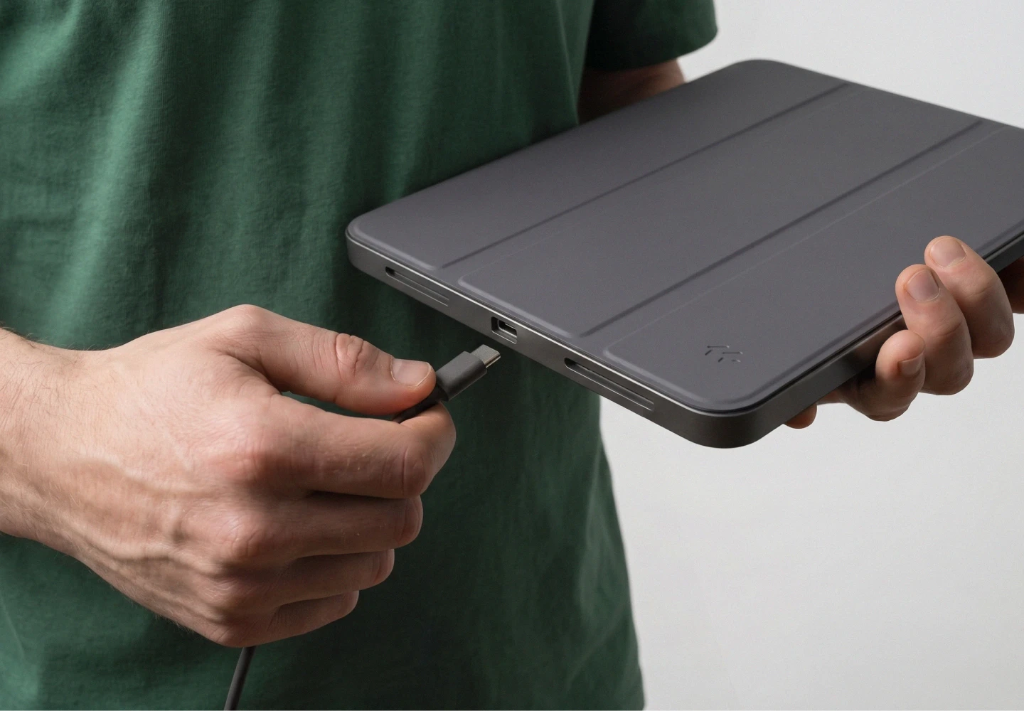 Dopasowane etui Notomi do iPada Pro 13 cali zapewnia swobodny dostęp do portu USB-C.