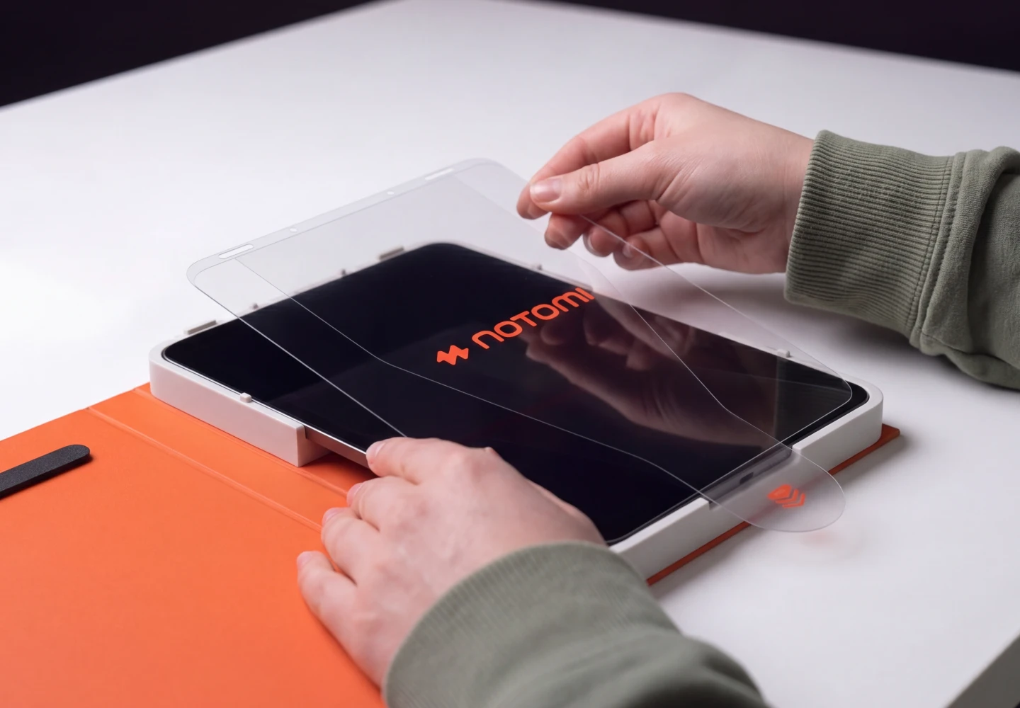 Dłonie montują szkło hartowane Notomi 9H z ekologicznym, papierowym aplikatorem na tablecie iPad Pro 8 11 cali.
