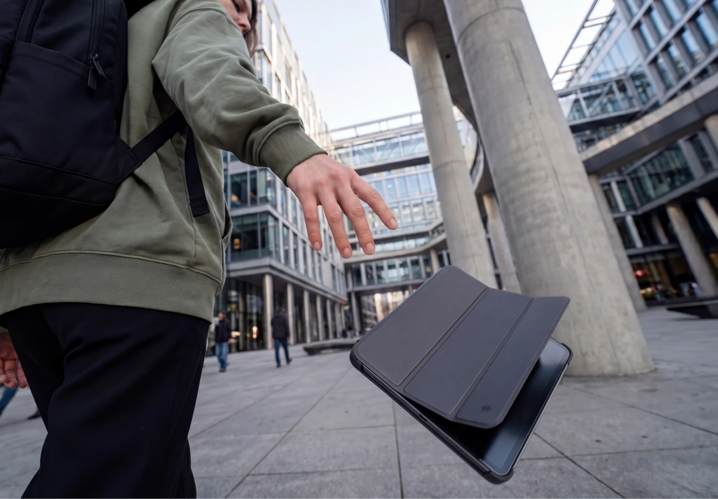 Dziewczyna upuszcza tablet ze szkłem hartowanym Notomi 9H, pokazując ochronę ekranu przed uderzeniami.