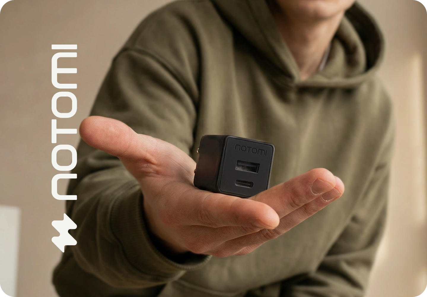Kompaktowa ładowarka sieciowa Notomi 20 W trzymana w dłoni, z portami USB-A i USB-C do szybkiego ładowania smartfona i innych urządzeń mobilnych.