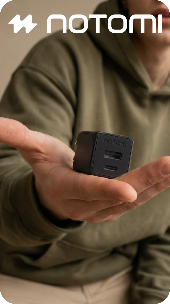 Kompaktowa ładowarka sieciowa Notomi 20 W trzymana w dłoni, z portami USB-A i USB-C do szybkiego ładowania smartfona i innych urządzeń mobilnych.