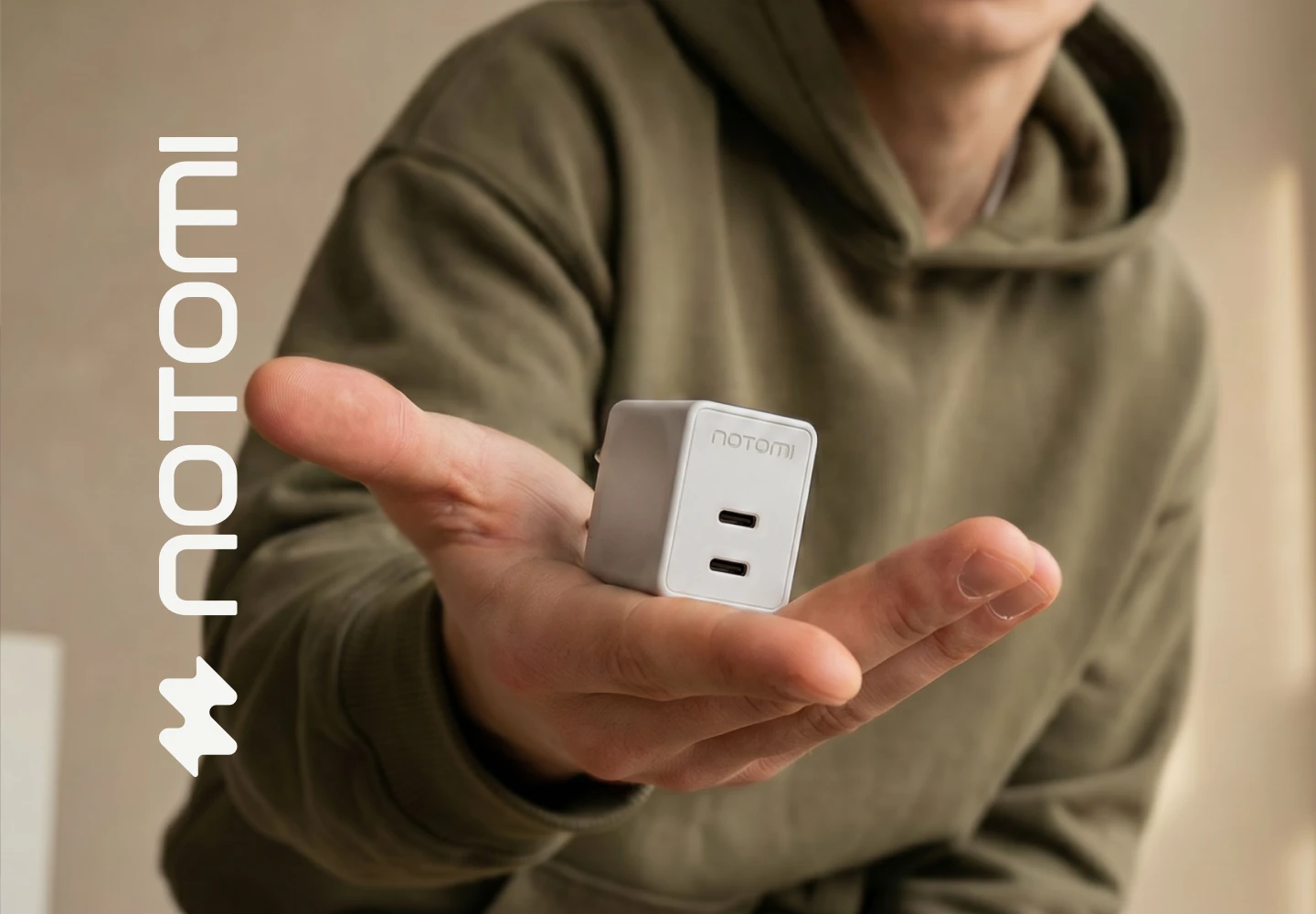 Biała, szybka ładowarka sieciowa Notomi 48 W trzymana w dłoni, z dwoma portami USB-C do szybkiego ładowania smartfona i innych urządzeń mobilnych.