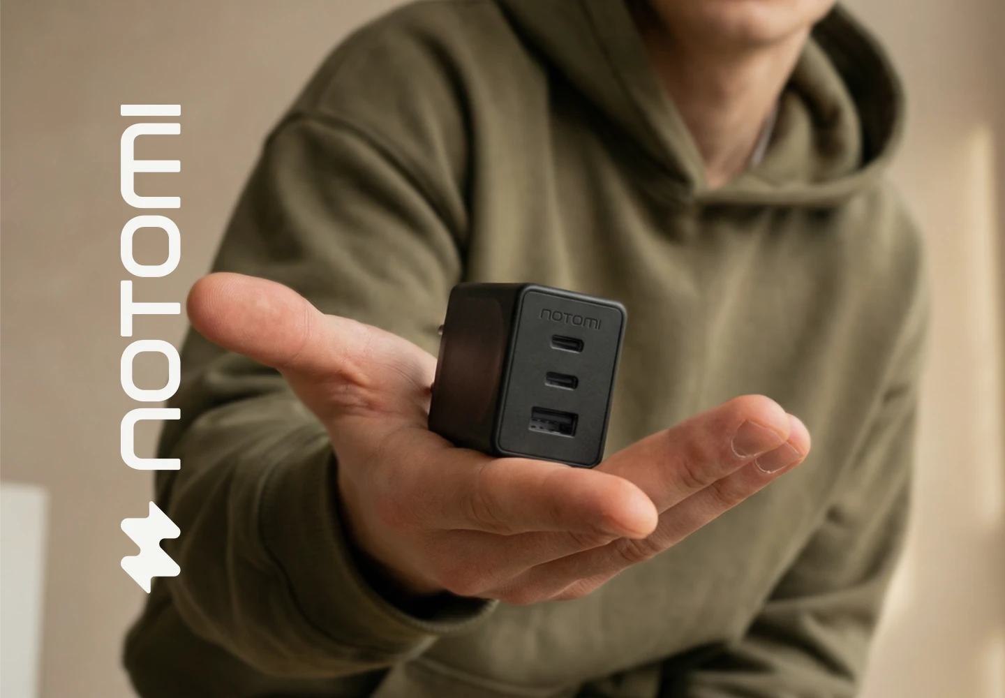 Czarna, szybka ładowarka sieciowa Notomi 65 W trzymana w dłoni, z dwoma portami USB-C i USB-A do szybkiego ładowania smartfona i innych urządzeń mobilnych.
