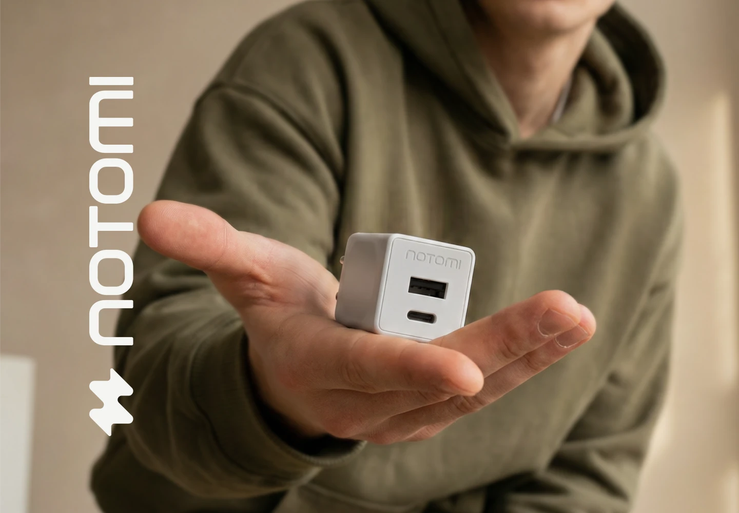 Kompaktowa białą ładowarka sieciowa Notomi 20 W trzymana w dłoni, z portami USB-A i USB-C do szybkiego ładowania smartfona i innych urządzeń mobilnych.