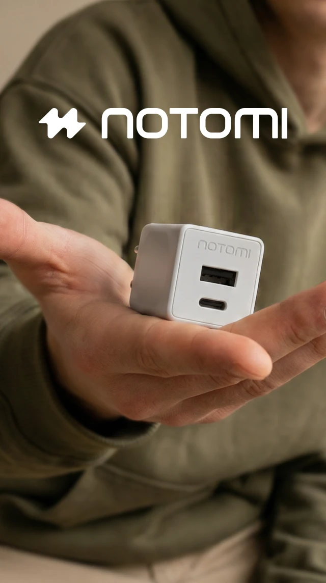 Kompaktowa białą ładowarka sieciowa Notomi 20 W trzymana w dłoni, z portami USB-A i USB-C do szybkiego ładowania smartfona i innych urządzeń mobilnych.