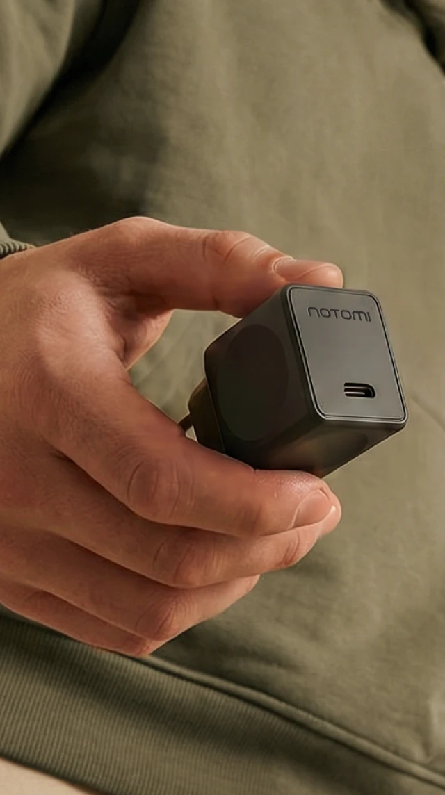 Kompaktowa czarna ładowarka sieciowa Notomi 25 W trzymana w dłoni, z portem USB-C do wygodnego ładowania smartfona, tabletu i innych urządzeń mobilnych.