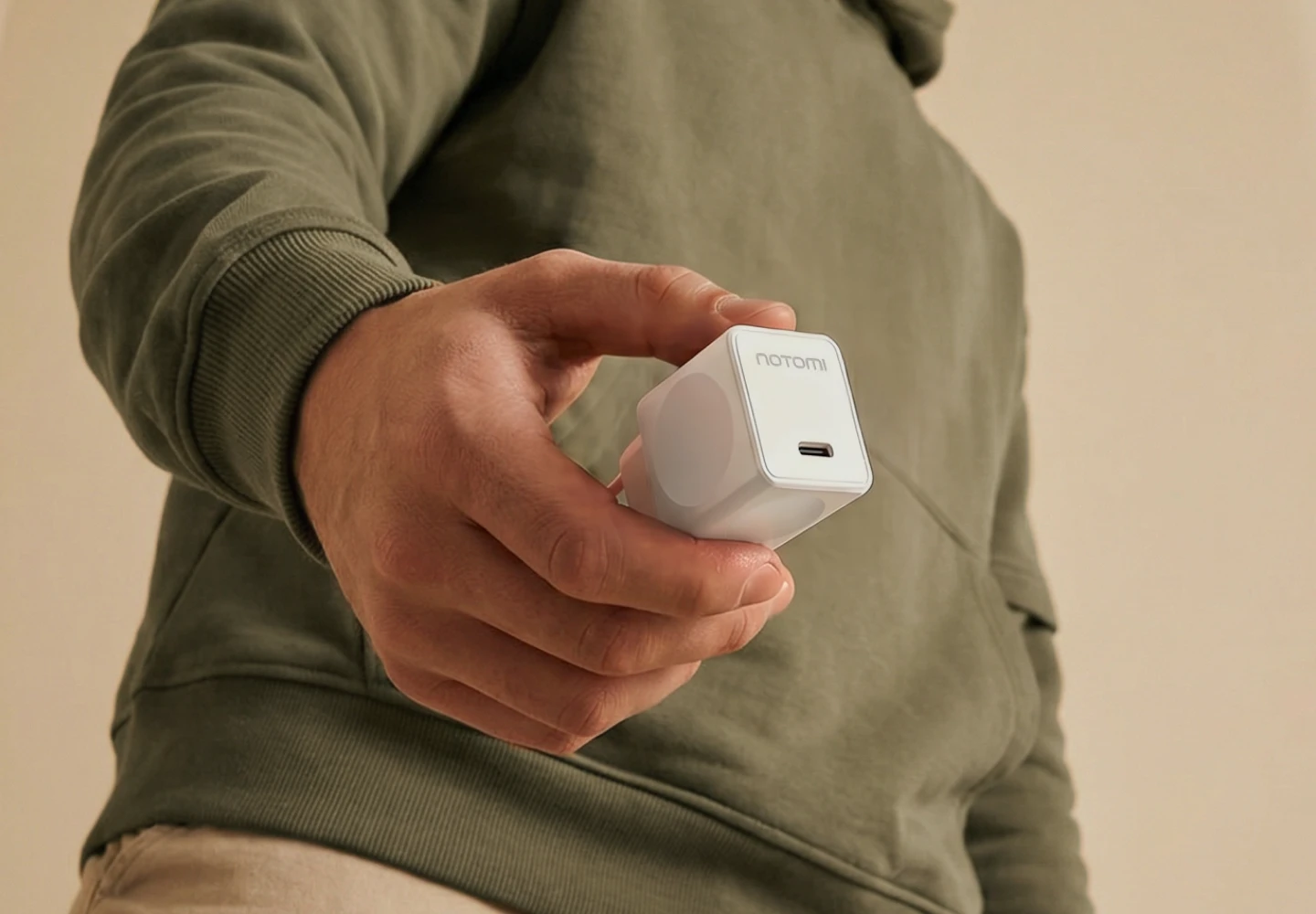 Kompaktowa biała ładowarka sieciowa Notomi 25 W trzymana w dłoni, z portem USB-C do wygodnego ładowania smartfona, tabletu i innych urządzeń mobilnych.