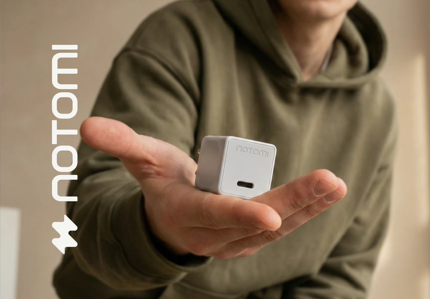 Kompaktowa biała ładowarka sieciowa Notomi 25 W USB-C trzymana w dłoni.