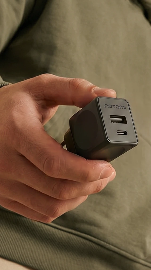 Kompaktowa czarna ładowarka sieciowa Notomi 30 W trzymana w dłoni, z portami USB-A i USB-C do wygodnego ładowania smartfona, tabletu i innych urządzeń mobilnych.