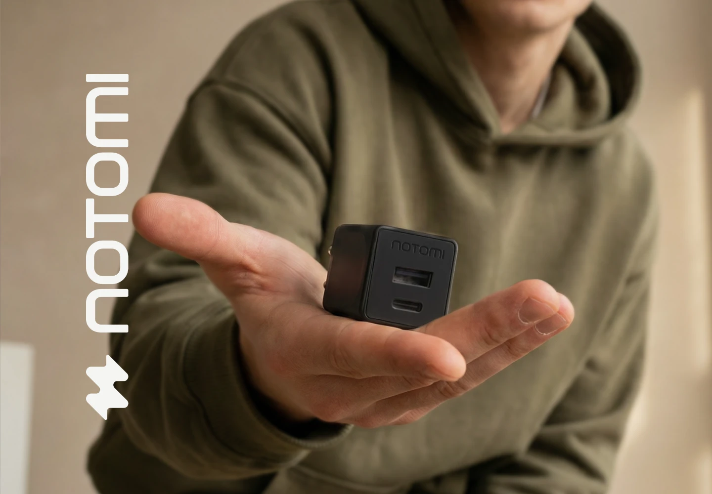 Czarna, kompaktowa ładowarka sieciowa Notomi 30 W trzymana w dłoni, z portami USB-A i USB-C do szybkiego ładowania smartfona i innych urządzeń mobilnych.