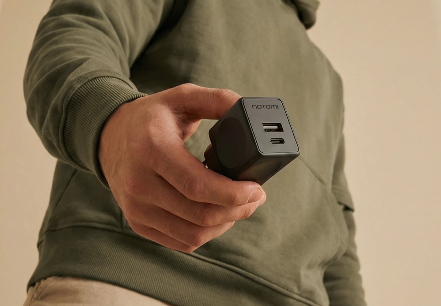 Kompaktowa czarna ładowarka sieciowa Notomi 48 W trzymana w dłoni, z portami USB-A i USB-C do wygodnego ładowania smartfona, tabletu i innych urządzeń mobilnych.