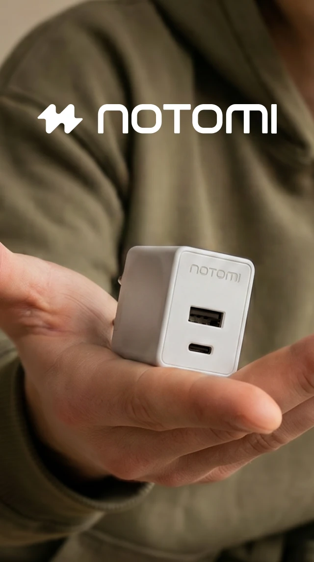 Biała, szybka ładowarka sieciowa Notomi 48 W trzymana w dłoni, z portami USB-A i USB-C do szybkiego ładowania smartfona i innych urządzeń mobilnych.