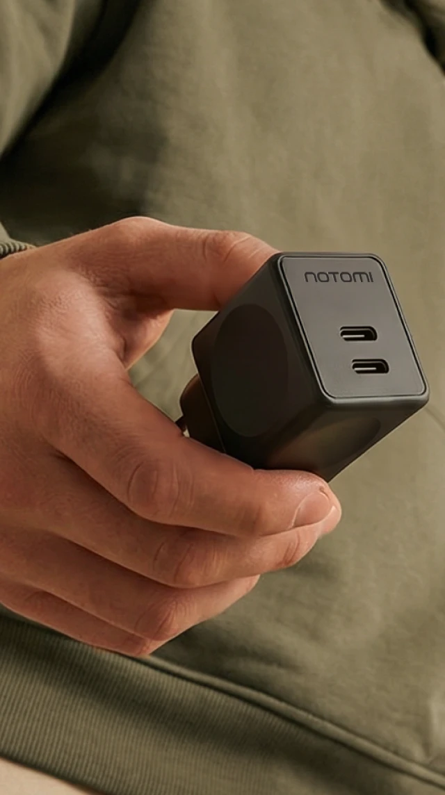 Kompaktowa czarna ładowarka sieciowa Notomi 48 W 2x USB-C trzymana w dłoni.