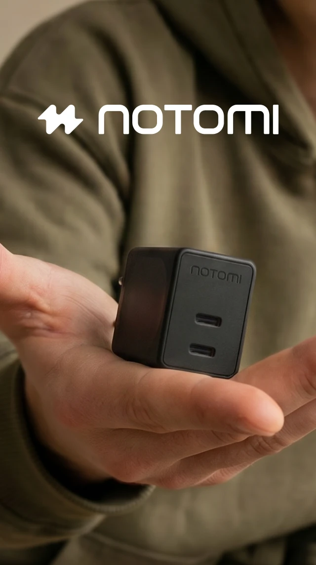 Czarna, szybka ładowarka sieciowa Notomi 48 W trzymana w dłoni, z dwoma portami USB-C do szybkiego ładowania smartfona i innych urządzeń mobilnych.